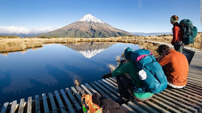 ニュージーランドのタラナキ山を望む旅行者ら/Lu Huaiqian/Xinhua/Getty Images