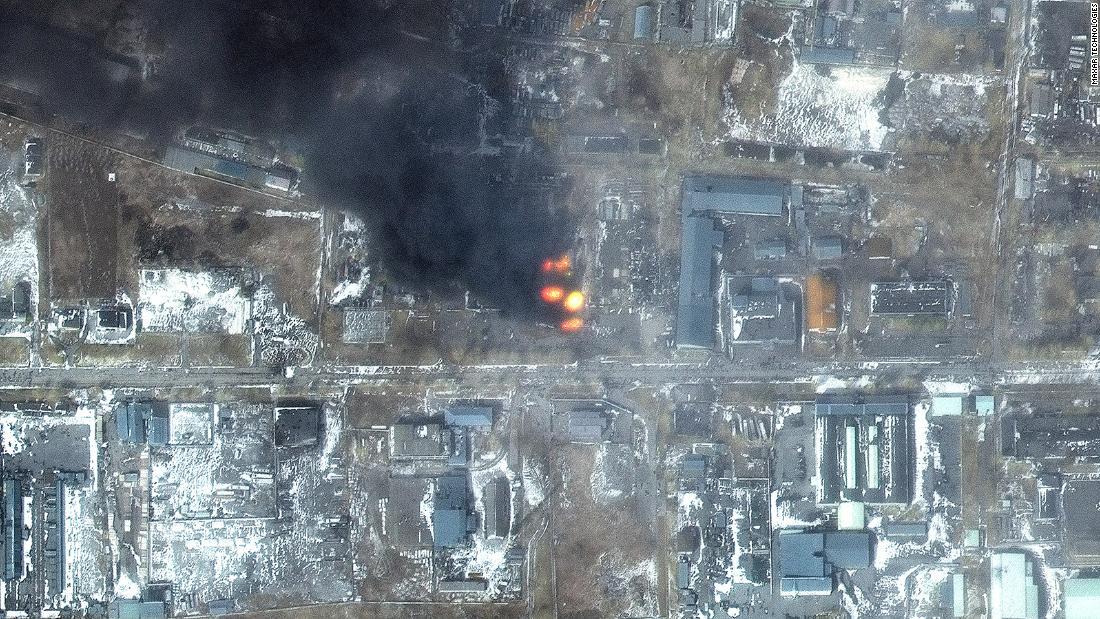 衛星画像からマリウポリ西部の工業地帯で火災が発生していることが確認された＝１２日/Maxar Technologies