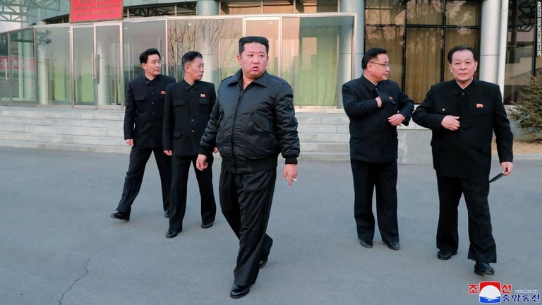 ３月１０日に朝鮮中央通信が公開した金正恩総書記（中央）の写真。撮影日時は不明/KCNAKNS/AFP/Getty Images/