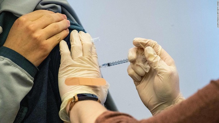ファイザーが米当局に対し、高齢者への４回目接種の緊急承認を申請した/Joseph Prezioso/AFP/Getty Images