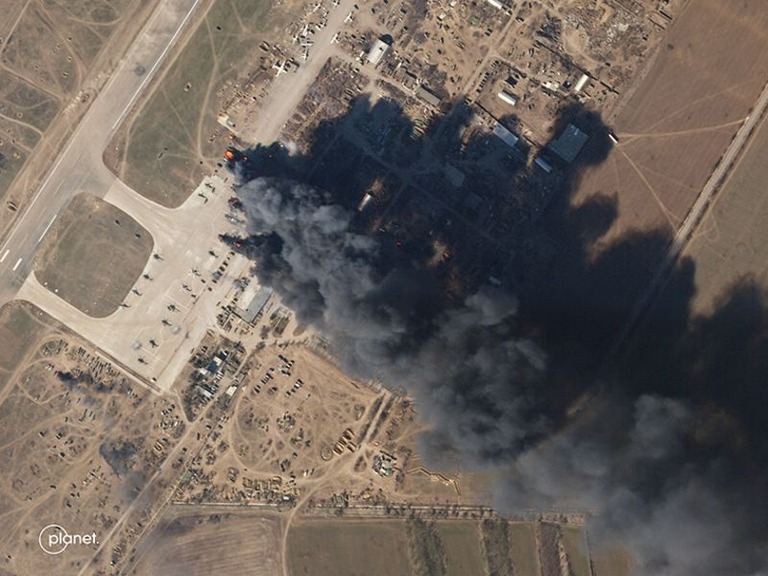 ヘルソン国際空港から立ち上る巨大な黒い煙＝１５日/Planet Labs, PBC