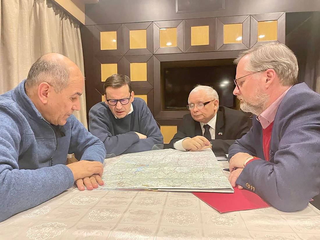 左からスロベニアのヤンシャ首相、ポーランドのモラビエツキ首相、カチンスキ副首相、チェコのフィアラ首相。非公開の場所に集い地図を見る＝１５日/From Mateusz Morawiecki/Twitter