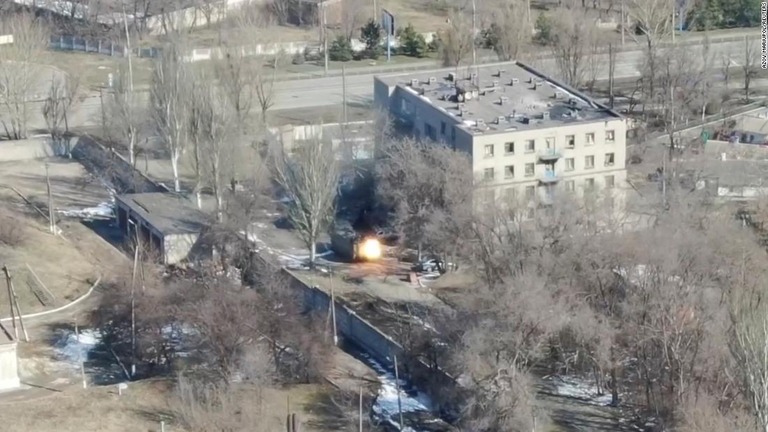 ドローンの映像には建物付近で軍用車が銃弾する様子が映っている/Azov Mariupol/Reuters