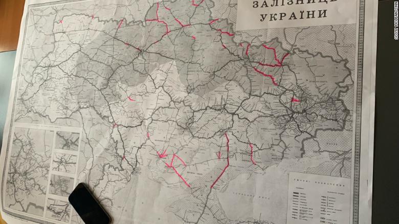 ピンクで色付けした区間はすでに使用不可能もしくはウクライナの管理下にないことを意味する/Scott McLean/CNN