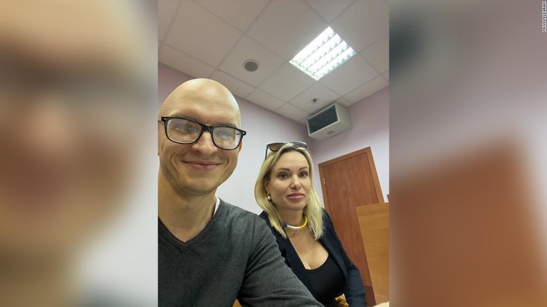 メッセージアプリのテレグラムに弁護士と写るオフシャニコワさん（右）の写真が掲載された/From Telegram
