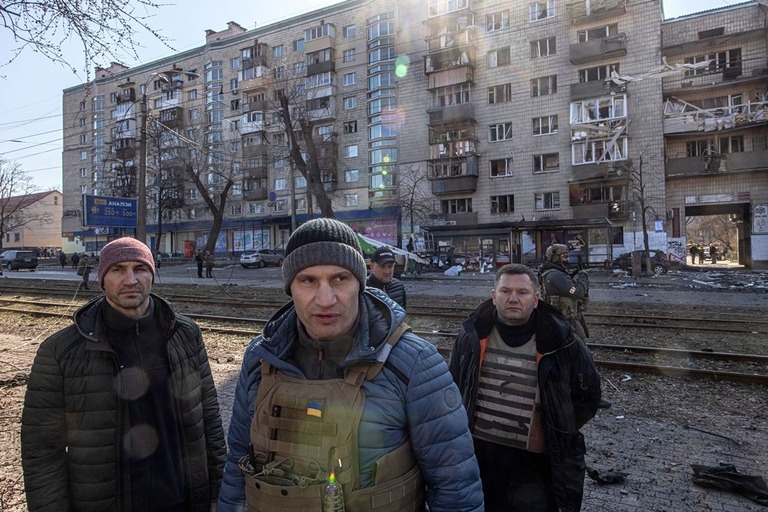 キエフのクリチコ市長（中央）と弟のウラジーミル氏（左）が砲撃後の市内の住宅街を訪問＝１４日/Roman Pilipey/EPA-EFE/Shutterstock