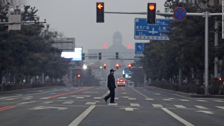 吉林省の省都・長春市の往来のない通りを歩く男性＝１４日/Feature China/Future Publishing/Getty Images