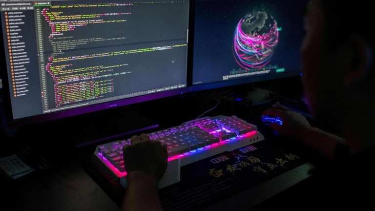 ウクライナ保安局（ＳＢＵ）がハッカーを拘束/AFP via Getty Images