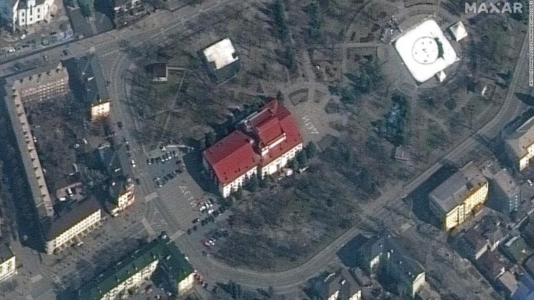 マクサー・テクノロジーズの公開したウクライナ・マリウポリの劇場。地面に「子ども」の文字が示されている＝１５日/Satellite image ©2022 Maxar Technologies
