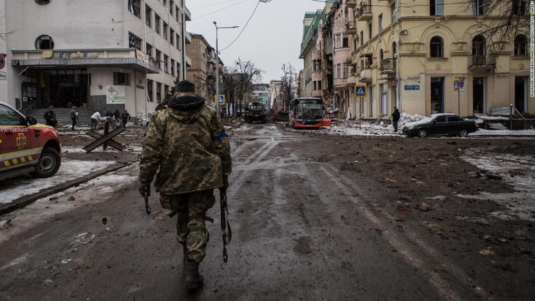 ロシア軍による爆撃を受けたウクライナ東部ハリコフの中心部/Andrea Carrubba/Anadolu Agency/Getty Images