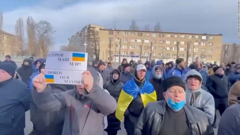 メリトポリのフェドロフ市長の拘束に抗議した市民ら＝１２日、ウクライナ・メリトポリ/Deputy Head for President's Office/Reuters