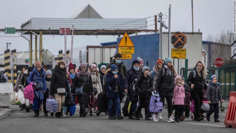 ロシアによる侵攻以降、ウクライナからは３００万人以上の人々が国外へ逃れた/WOJTEK RADWANSKI/AFP/AFP via Getty Images