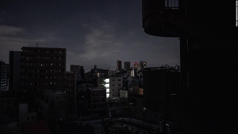 地震発生後、数百万世帯が停電に見舞われた＝１６日、東京/PHILIP FONG/AFP/Getty Images