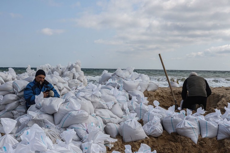 オデッサの海岸で砂袋に砂を詰める志願兵/Jonathan Alpeyrie/Bloomberg/Getty Images