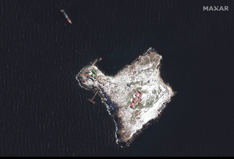 黒海に浮かぶ通称スネーク島の衛星画像。ロシア軍の攻撃による損傷がみられるという/Satellite image ©2022 Maxar Technologies