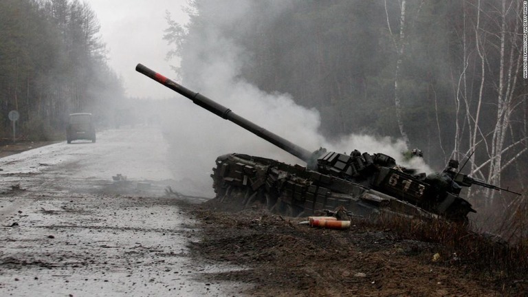 ウクライナ軍によって破壊されたロシアの戦車＝２月２６日、ウクライナ・ルガンスク/ANATOLII STEPANOV/AFP via Getty Images