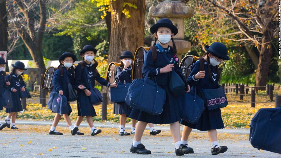 伝統的な制服を着て下校する日本の小学校の女子児童