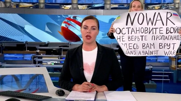 国営テレビの生放送中にオフシャニコワさんは「ノー・ウォー」と書いたポスターを掲げた/Russian Channel 1