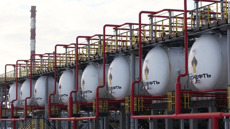 ロシア南西部サマラ郊外にある石油精製施設のタンク群/Yegor Aleyev/TASS/Reuters