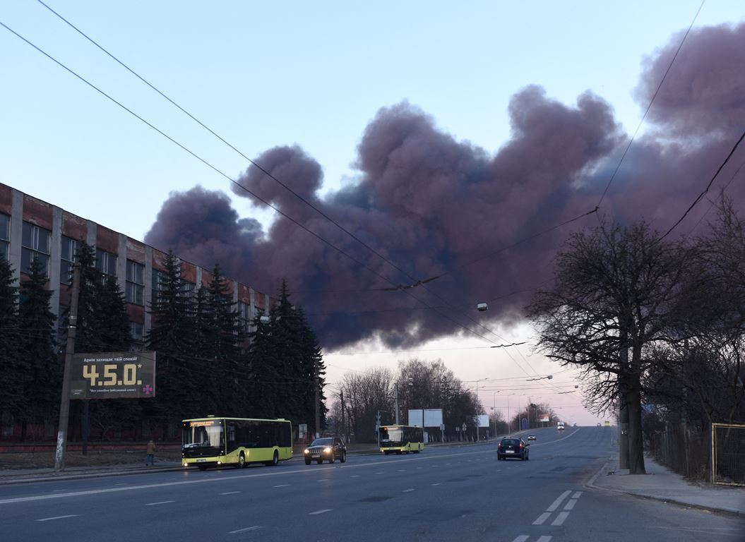 爆発後に上がる煙＝１８日、リビウ/Yuriy Dyachyshyn/AFP/Getty Images