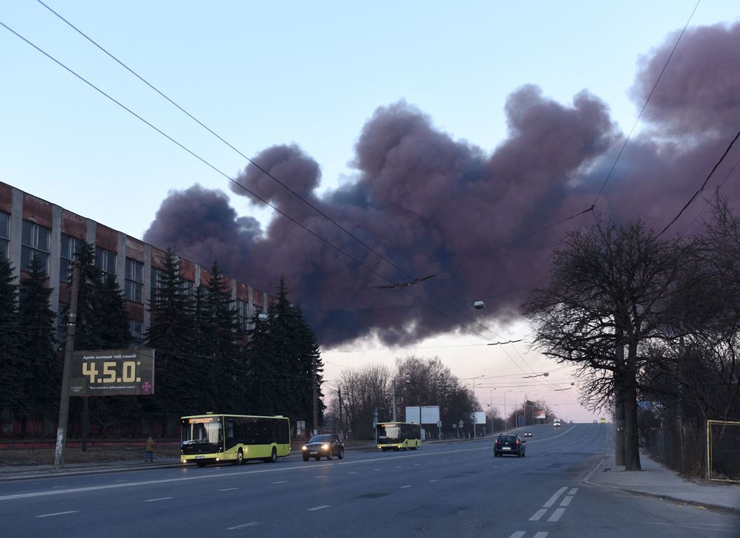 爆発後に上がる煙=18日、リビウ/Yuriy Dyachyshyn/AFP/Getty Images