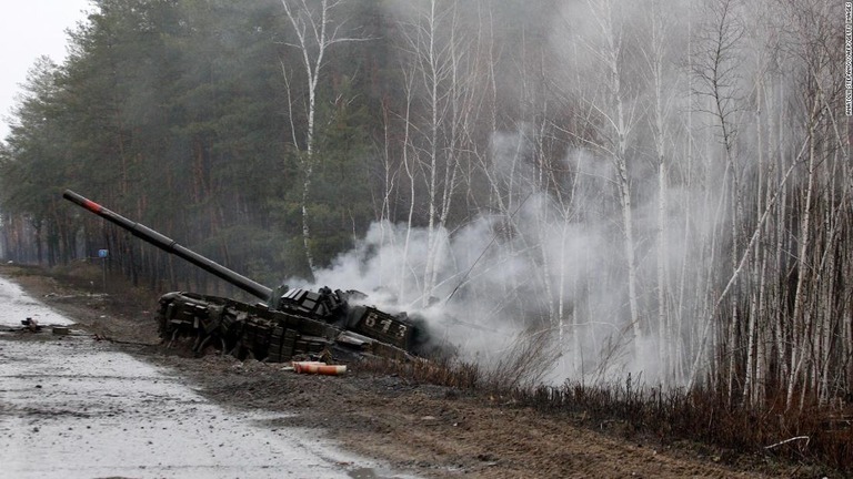 破壊されたウクライナ軍の戦車から立ち上る煙＝２月２６日/ANATOLII STEPANOV/AFP/Getty Images