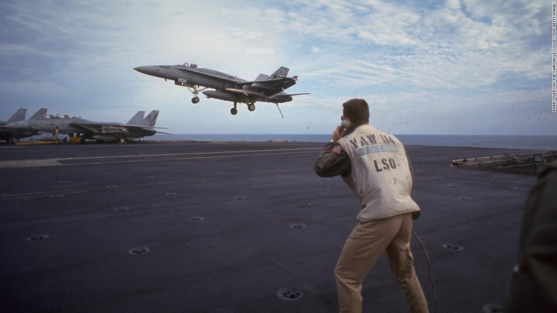 米国主導の連合国軍によるイラク空爆の任務中、キティホークに着艦する戦闘機を見守る乗組員＝１９９３年１月１９日/Barry Iverson/The Chronicle Collection/Getty Images