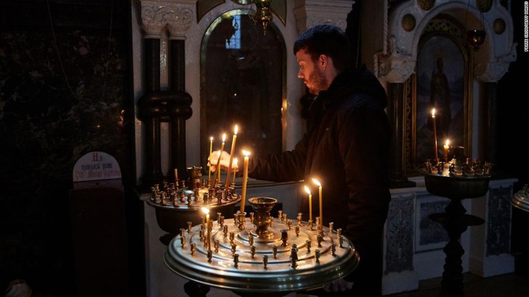 キエフの正教会でキャンドルに火を灯す男性＝２月２４日/Pierre Crom/Getty Images
