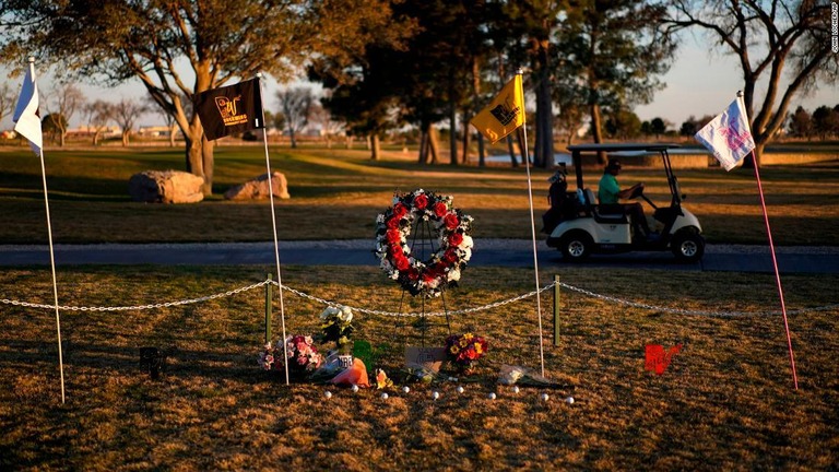死亡者を追悼する献花場が設けられた＝１６日、米ニューメキシコ州ホッブズ/John Locher/AP