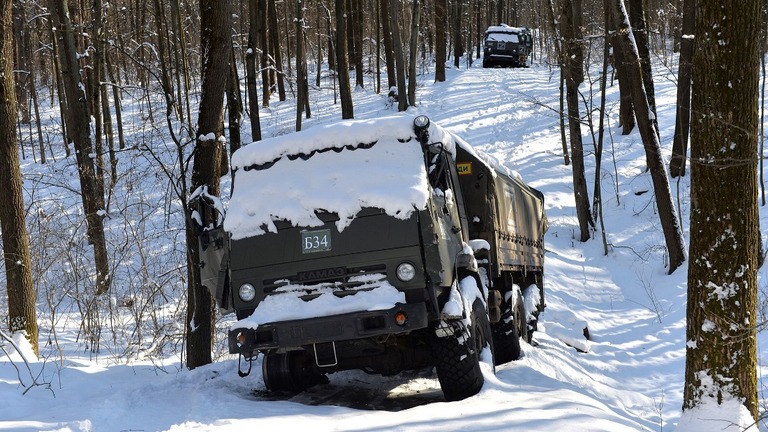 ウクライナ東部ハリコフに近い森林で乗り捨てられたロシア軍の車列＝６日/Sergey Bobok/AFP/Getty Images