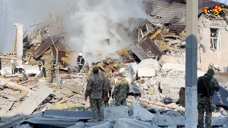 ウクライナ南部ムィコラーイウの軍事基地が爆撃を受け、多数の兵士の死亡が報じられた/Niclas Hammarstrom/Expressen