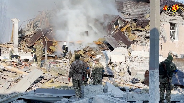 ウクライナ南部ムィコラーイウの軍事基地が爆撃を受け、多数の兵士の死亡が報じられた/Niclas Hammarstrom/Expressen