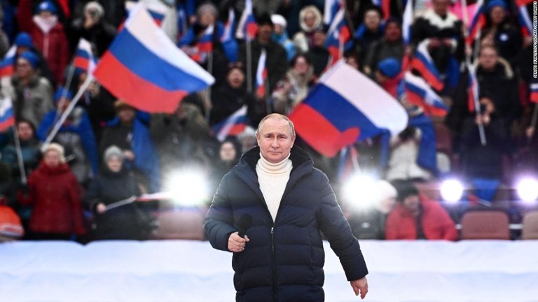 モスクワのスタジアムに集まった観衆の前で、プーチン大統領が演説を行った/Sergei GUNEYEV/POOL/AFP/Getty Images