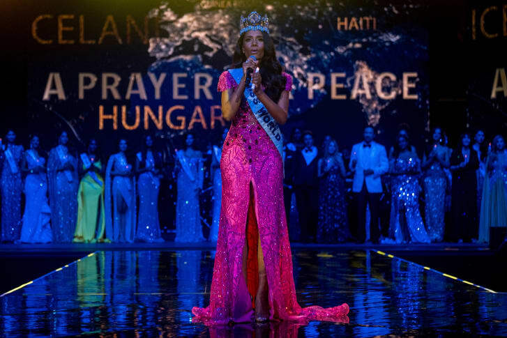 「The Prayer」を歌う２０１９年ミス・ワールドのトニアン・シンさん/Ricardo Arduengo/AFP/Getty Images