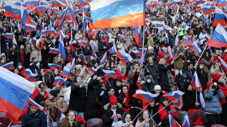 演説やコンサートが行われる中、会場で国旗を振って盛り上がるロシア国民たち/Getty Images