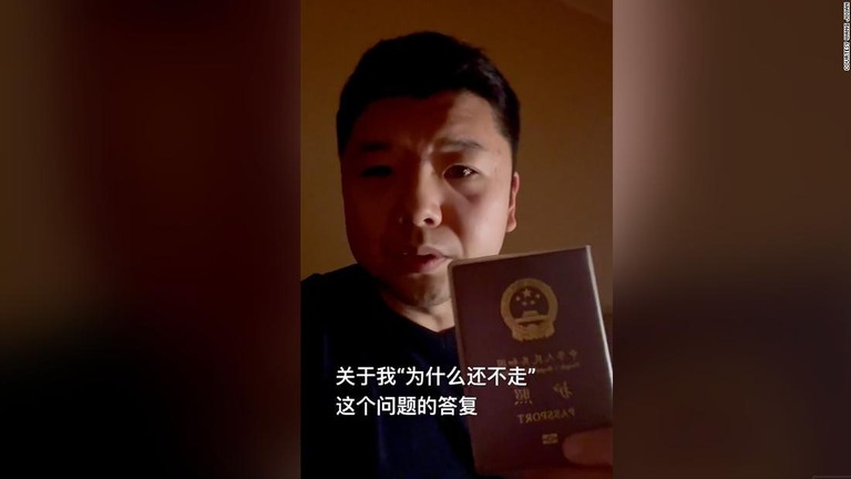 動画の中で中国のパスポートを示す王さん/Courtesy Wang Jixian
