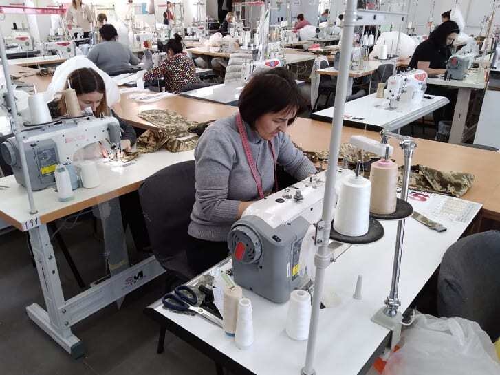 ミラ・ノバの裁縫師らは、通常業務以外の時間外労働で軍事用衣類を製作している/Courtesy Milla Nova