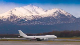 アラスカの州チュガック山脈を背景に、「世界最高の立地」を誇るアンカレジ国際空港がある