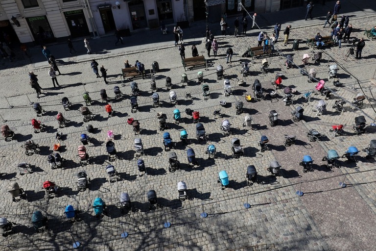 「戦争の代価」と名付けられた抗議活動では、空っぽのベビーカー１０９台が並べられた/Roman Baluk/Reuters