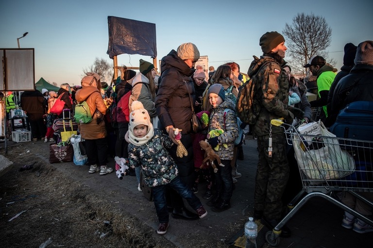ポーランドとの国境を越えるために待機するウクライナの避難民＝１８日/Angel Garcia/Bloomberg/Getty Images