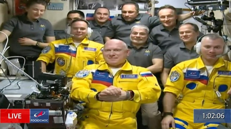 ロシアの宇宙機関「ロスコスモス」が公開した動画のひとコマ。ロシア人飛行士が、ウクライナの国旗と同じ鮮やかな黄色と青のフライトスーツを着用している/Roscosmos/AP