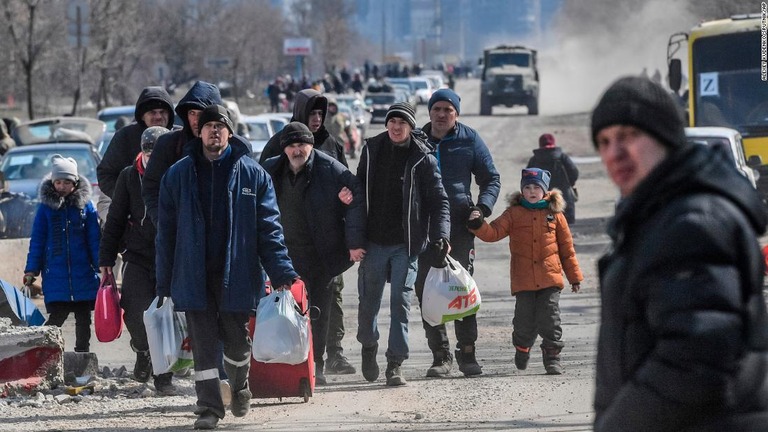 街を離れるマリウポリの住民ら/Alexey Kudenko/Sputnik/AP