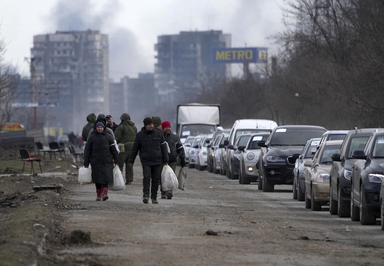 ウクライナ・マリウポリから避難する人々＝２０日/Stringer/Anadolu Agency/Getty Images