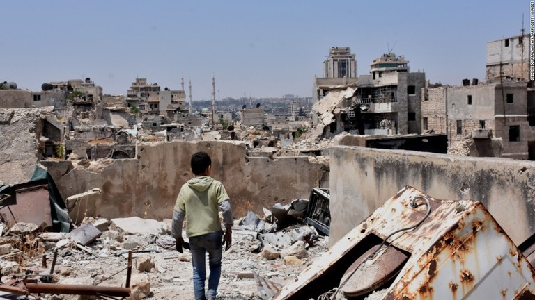 がれきの中を歩く少年＝２０１７年、シリア・アレッポ/GEORGE OURFALIAN/AFP/AFP/Getty Images