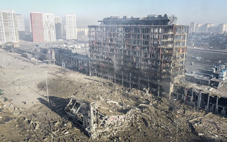 ロシア軍の砲撃を受け、完全に破壊されたキエフのショッピングセンター/Emin Sansar/Anadolu Agency/Getty Images