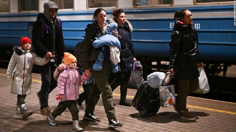国外に避難するウクライナ難民ら。その多くは女性と子どもだという/Jeff J Mitchell/Getty Images