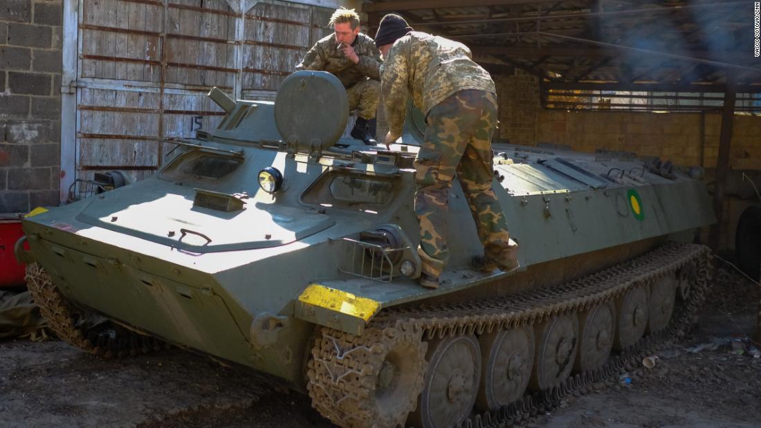 ウクライナ領土防衛隊は、ロシア軍が放棄したり、同軍から奪ったりした軍装備品を再利用し、反撃に利用している/Vasco Cotovio/CNN