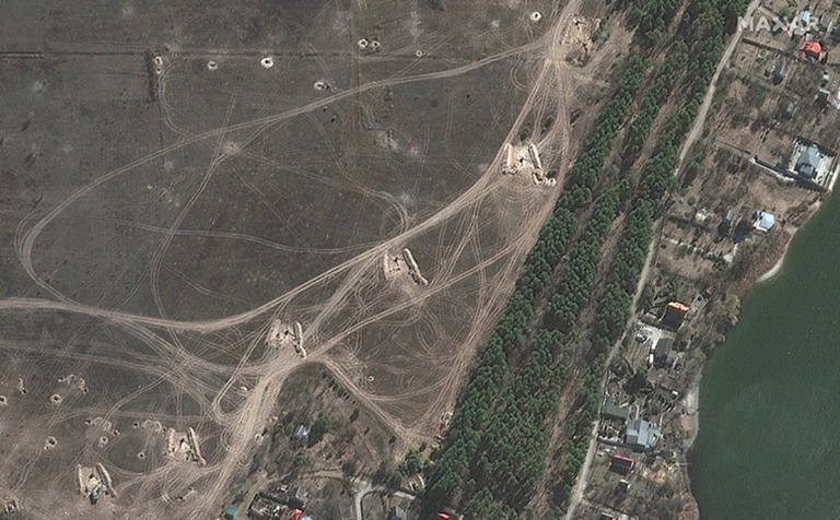 ロシアが制圧したアントノフ空軍基地の西側に配備された大砲群を示す衛星画像/Maxar Technologies