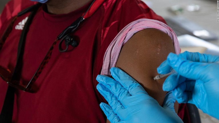 新型コロナウイルスのワクチンは今後、年に１回の接種が必要になる可能性があるとの見方が専門家の間で強まっている/Emily Elconin/Getty Images