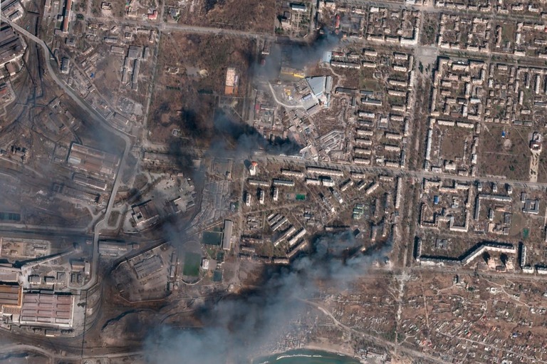ロシア軍の爆撃で破壊され、黒煙を上げるマリウポリの建物＝３月２０日/Planet Labs PBC/AP